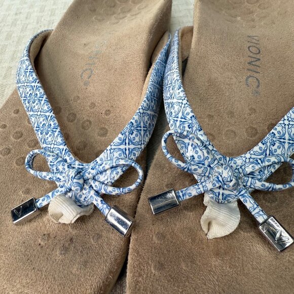 Vionic Bella Blue & White Patterned Women's Thong Sandals Size 7 slide-On - Picture 3 of 7